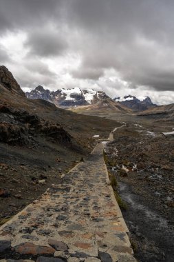 Peru, Huaraz 'daki Pastoruri Buzulu' na dolambaçlı bir yol var. Yüksek irtifada dramatik bir manzara yaratan, koyu volkanik kayalarla zıtlık oluşturan yüksek tepeli tepeler. Bölge çarpıcı jeolojik oluşumlarıyla tanınıyor.