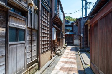 Japonya 'nın Kanazawa kentindeki Higashi-chaya' nın tarihi bölgesindeki dar tahta sokaklar, Edo dönemi mimarisinin ve işçiliğinin cazibesini yansıtıyor.