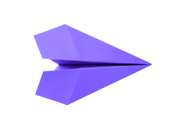 Mor kağıt uçak origamisi boş beyaz bir arkaplanda izole edildi