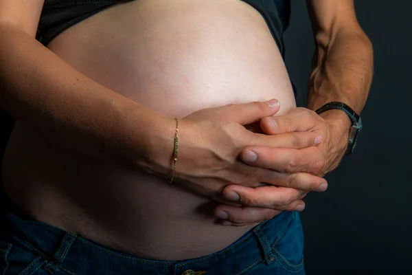 Primer Plano Mujer Embarazada Tocándose Vientre —  Fotos de Stock