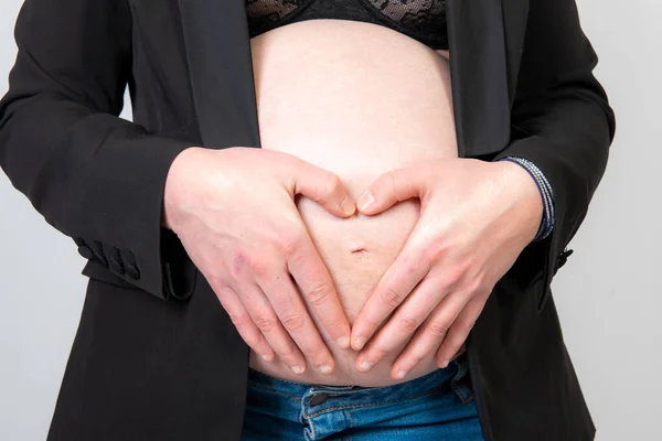 femme enceinte, mains sur le ventre