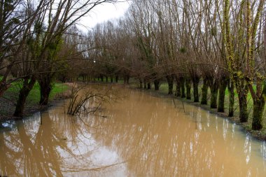 Nehir Paris yakınlarındaki Chevreuse 'de taşar.