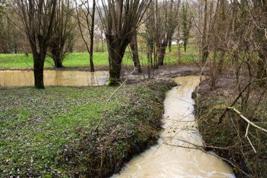 Nehir Paris yakınlarındaki Chevreuse 'de taşar.