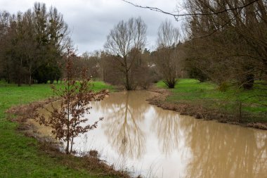 Nehir Paris yakınlarındaki Chevreuse 'de taşar.