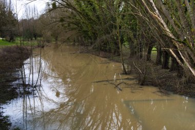 Nehir Paris yakınlarındaki Chevreuse 'de taşar.