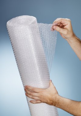 Bubble Wrap bir rulo tutan adam