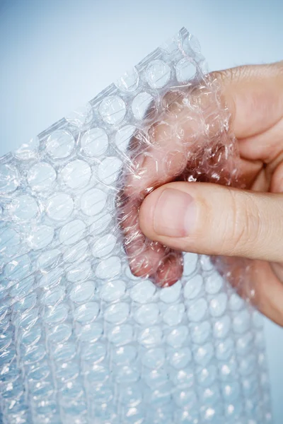 Bubble wrap i hand. — Stockfoto