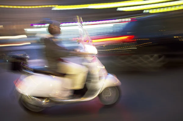 Scooter dirigindo à noite . — Fotografia de Stock