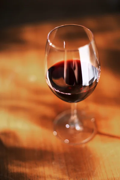 Vino rosso in un bicchiere — Foto Stock