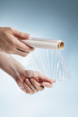 Bir plastik film tutan adam