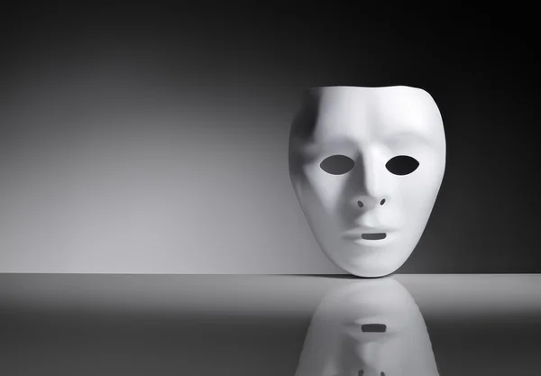 Λευκή μάσκα σε ανακλαστική επιφάνεια — Φωτογραφία Αρχείου