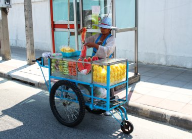 Meyve arabaları satan kadın.