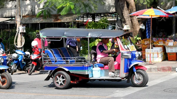 Tuk-Tuk Táxi em um cruzamento da cidade — Fotografia de Stock