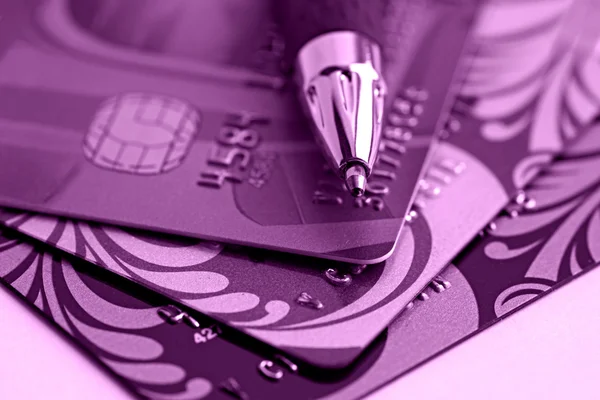 Cerrar una tarjeta de crédito y pluma —  Fotos de Stock