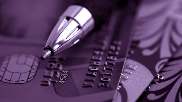 Feche um cartão de crédito e uma caneta — Fotografia de Stock