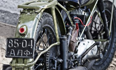Eski motosiklet motoru görünümünü kapat. 