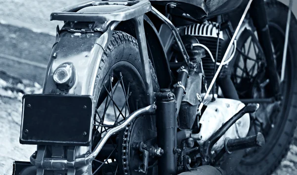 Eski motosiklet motoru görünümünü kapat. 