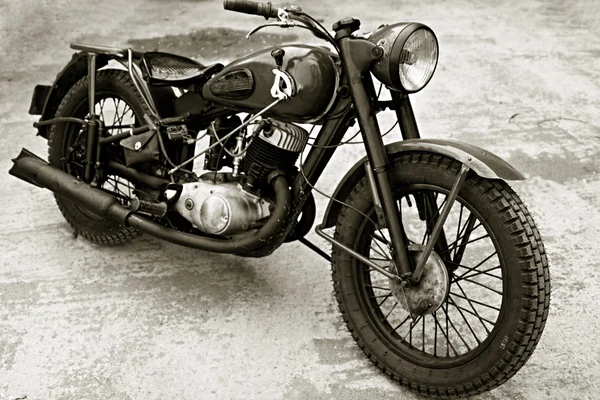 Eski motosiklet motoru görünümünü kapat. 