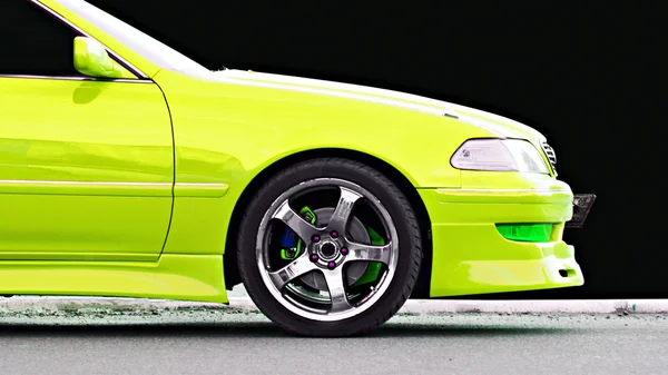 Moderner Sportwagen von gelber Farbe. — Stockfoto