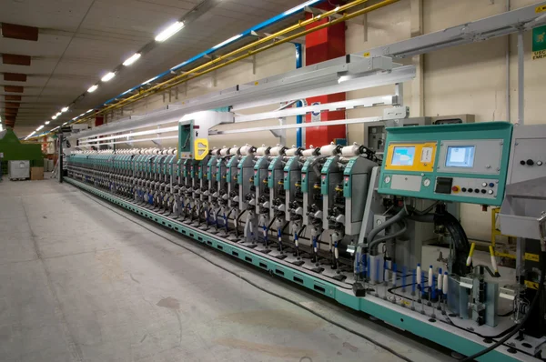 Industria textil - Máquina bobinadora — Foto de Stock