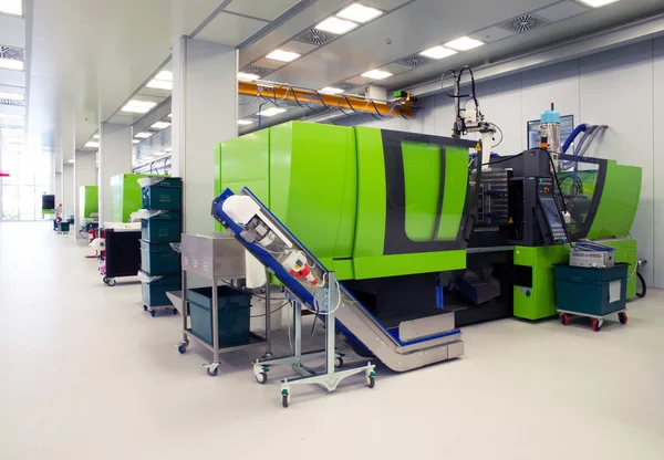 Spuitgieten van biomedische producten in cleanroom — Stockfoto