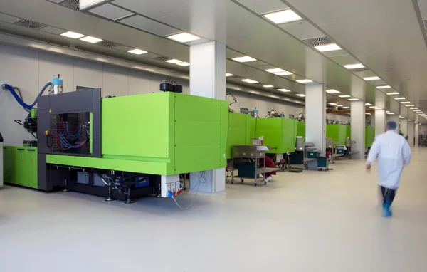 Spuitgieten van biomedische producten in cleanroom — Stockfoto