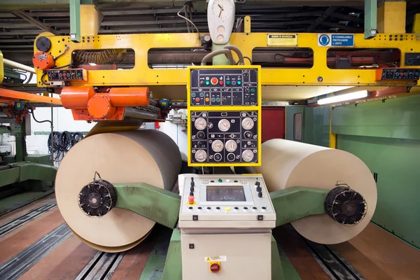 Oluklu karton üretmek için fabrika