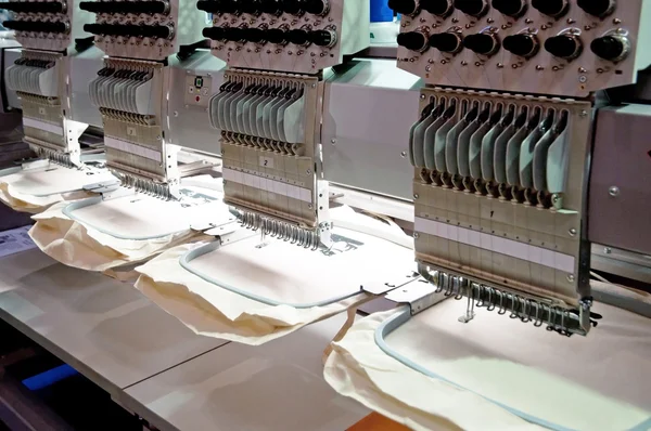 Текстиль - Профессиональная и промышленная вышивальная машина — стоковое фото