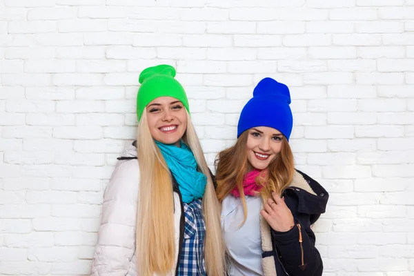 Dos chica pareja sonrisa usar invierno coloridos sombreros chaqueta —  Fotos de Stock