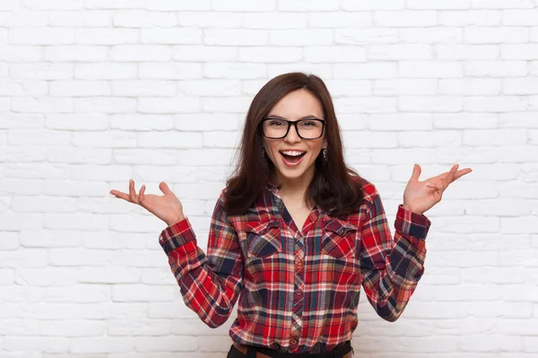 Aufgeregte Frau glücklich lächeln Büro — Stockfoto