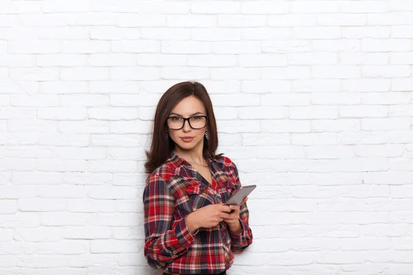 Mujer de negocios celular inteligente gafas de desgaste del teléfono —  Fotos de Stock