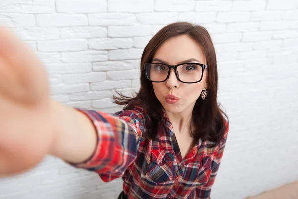Young Beautiful Girl Taking Selfie Picture With Duck Face Lips Smart Phone Photo Camera — Stok fotoğraf