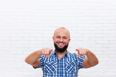 Casual sakallı adam noktası parmak sana gülümseyen