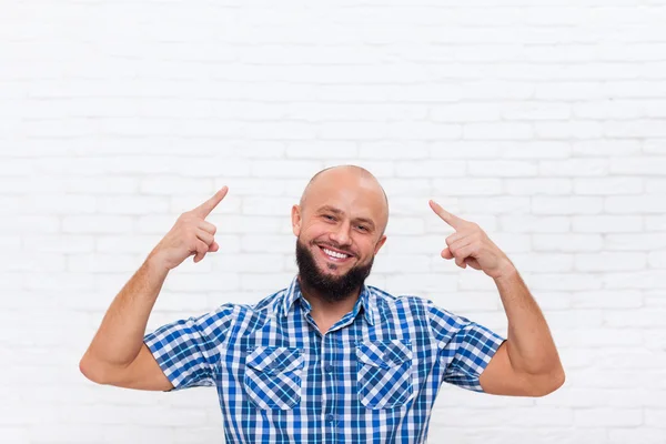 Casual Glatzbart Geschäftsmann lächelnd Zeigefinger nach oben — Stockfoto