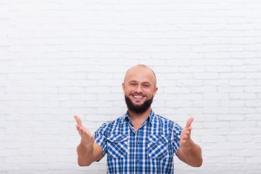 Casual Sakallı İş Adamı Size El Jest Gülümseyen