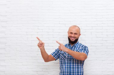 Casual Sakallı Adam Gülümseyen Nokta Parmaklar Kadar Space Kopyalamak için
