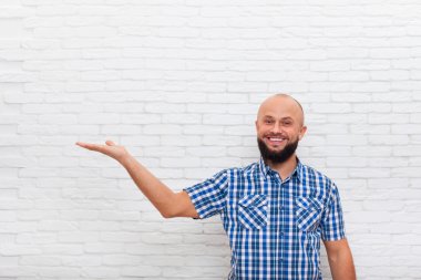 Casual Sakallı Adam Gülümseyen Açık Palmiye El JestI Boşluk Kopyalamak için