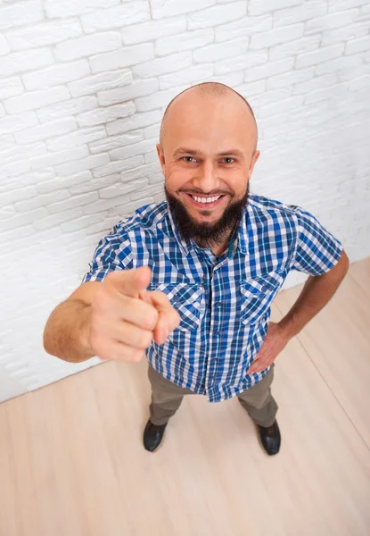 Casual barbudo homem de negócios sorrindo dedos de ponto em você vista superior de comprimento total — Fotografia de Stock