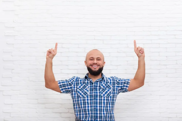 Lässiger bärtiger Geschäftsmann lächelt mit erhobenem Zeigefinger — Stockfoto