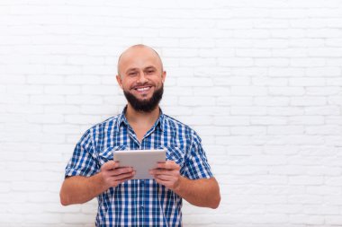 Tablet Bilgisayar Happy Smile kullanma Casual Sakallı Man