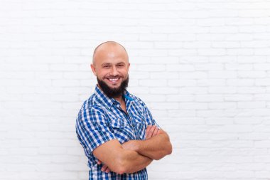 Gülümseyen rahat sakallı adam ellerini katlanmış