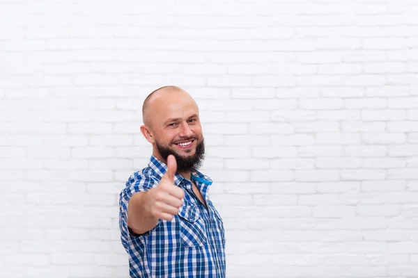 Lässiger bärtiger Mann Daumen hoch Geste lächelnd — Stockfoto