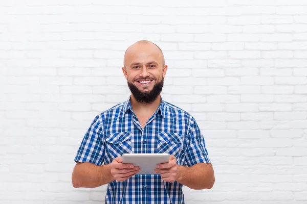 Casual barbudo homem usando Tablet computador feliz sorriso — Fotografia de Stock