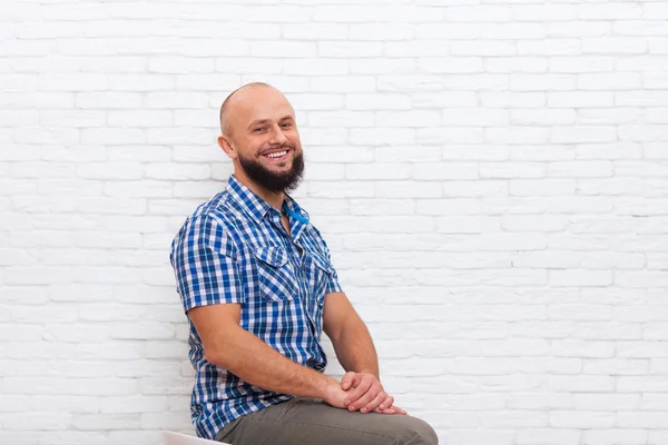 Випадковий бородатий бізнес чоловік сидить щасливий усміхнений офіс — стокове фото