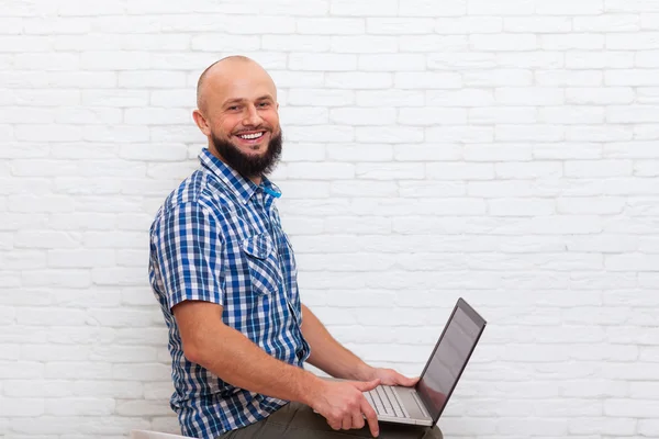 Casual barbudo hombre de negocios sentado Hold Laptop Comunicación en línea — Foto de Stock