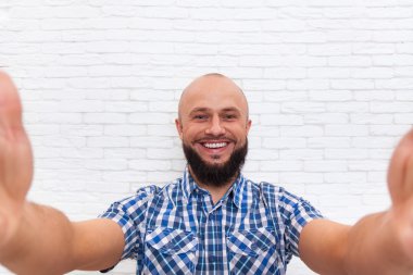 Casual Sakallı İş Adamı Selfie Fotoğrafı Çekiyor