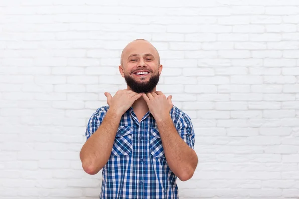 Homem barbudo mostrar mão de barba feliz sorrindo escritório — Fotografia de Stock