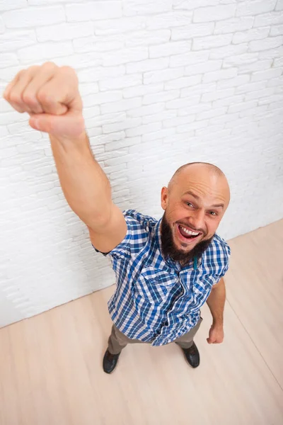 Zakenman opgewonden houden vuist hand omhoog gebaar — Stockfoto