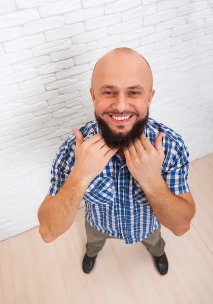 Bearded man show baard hand gelukkig glimlachend — Stockfoto