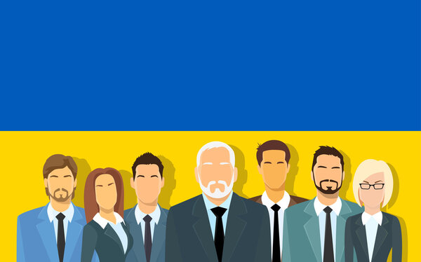Старшие бизнесмены Группа деловых людей за украинским флагом
